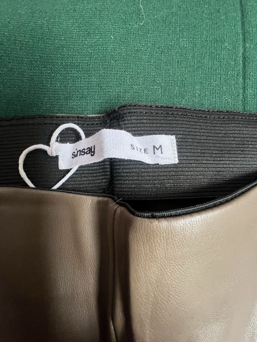 Pantaloni luciosi imitatie piele Sinsay