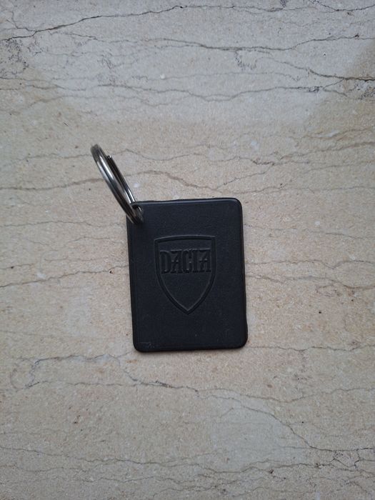 Breloc Vintage Dacia – Logo Scut – Original Automobile Dacia SA