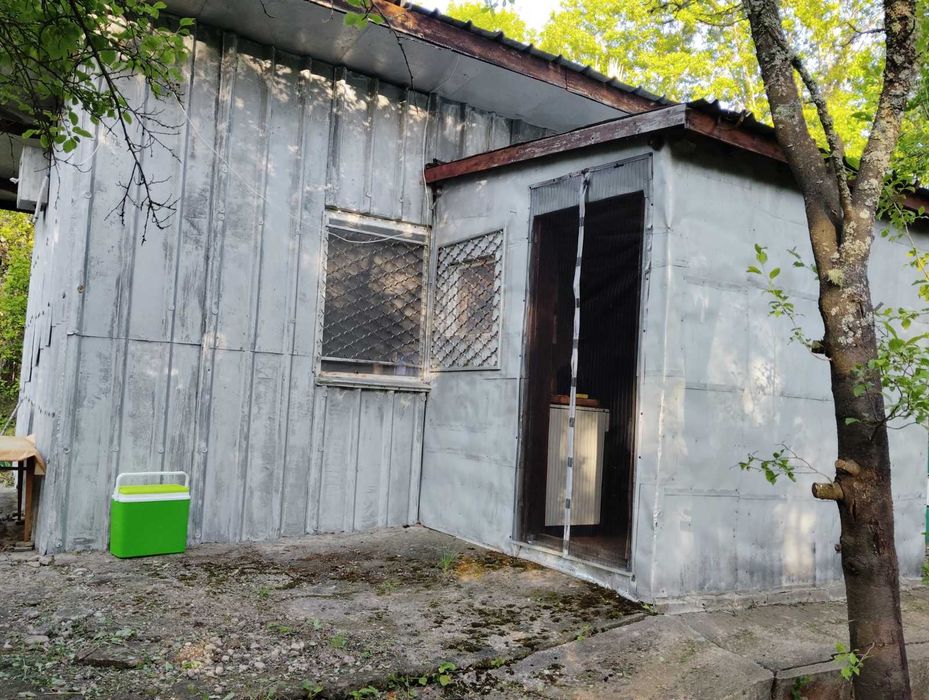 Продавам двор в регулация с  временна постройка Царичина 13500евро