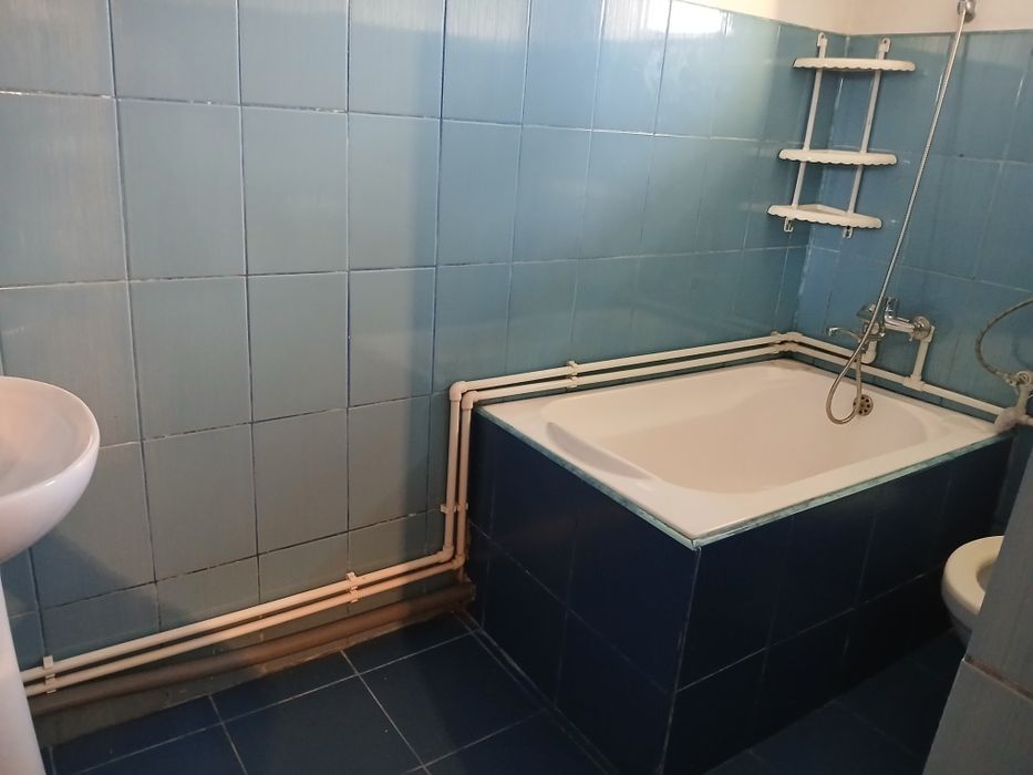 Vând casa la Capreni