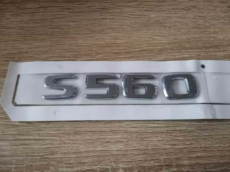 сребрист надпис Mercedes Benz S560