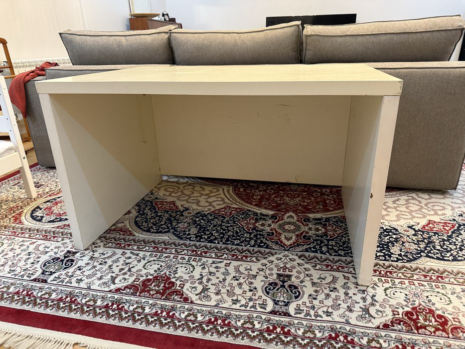 Стол тяжелый белый