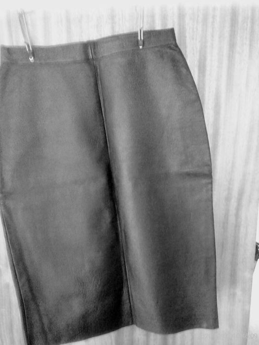 Продавам пола  кожена дамска черна