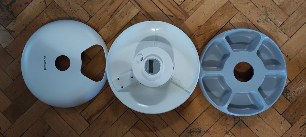 Автоматична хранилка за котки