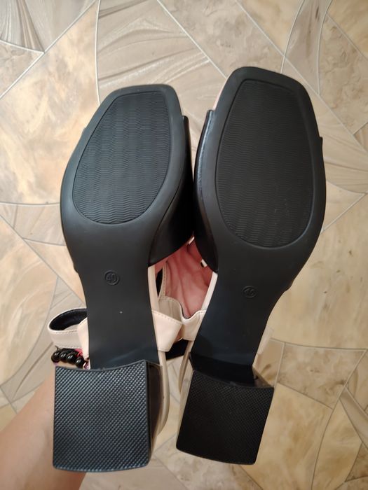 Нови сандали с ток