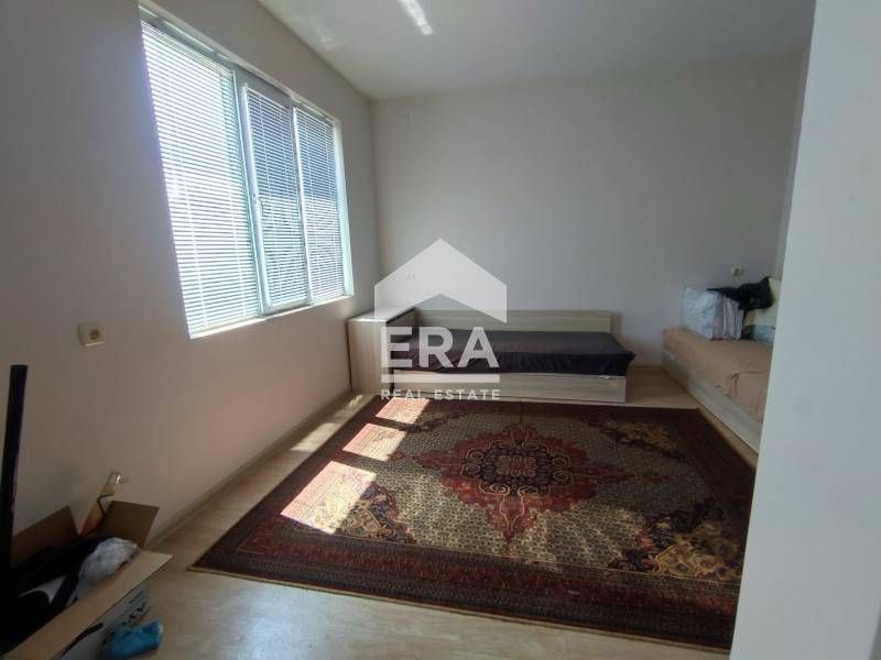 Страхотна триетажна къща