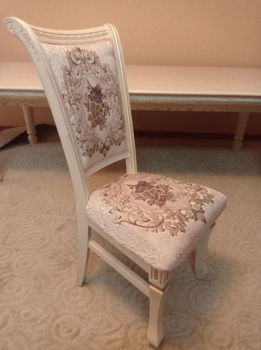 Стол со стульями