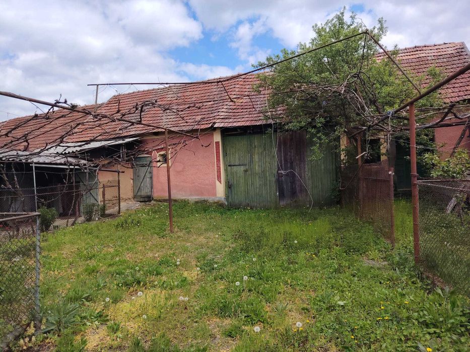 Casa 2 camere, baie, bucatrie - casa se vinde cu anexe gospodaresti si teren de 5000 mp, livada pruni, fanete, teren arabil