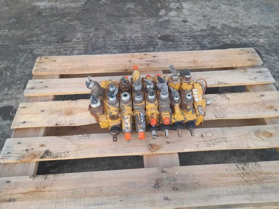Distribuitor hidraulic Caterpillar 1943T30 buldoexcavator Caterpillar 428