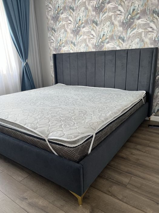 Большой Кровать с матрасом + топпер