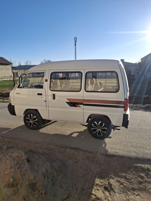 Damas avtomashinasi a'lo darajada metan bor 13 diska balon qo'yilgan