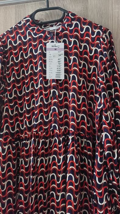 Рокля Sinsay с красиви цветове