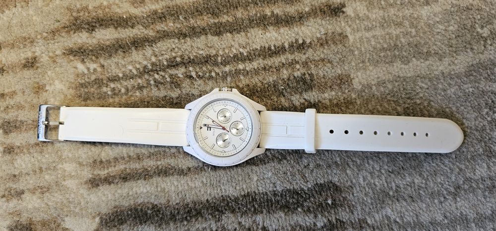 Продавам оригинален часовник Tommy Hilfiger