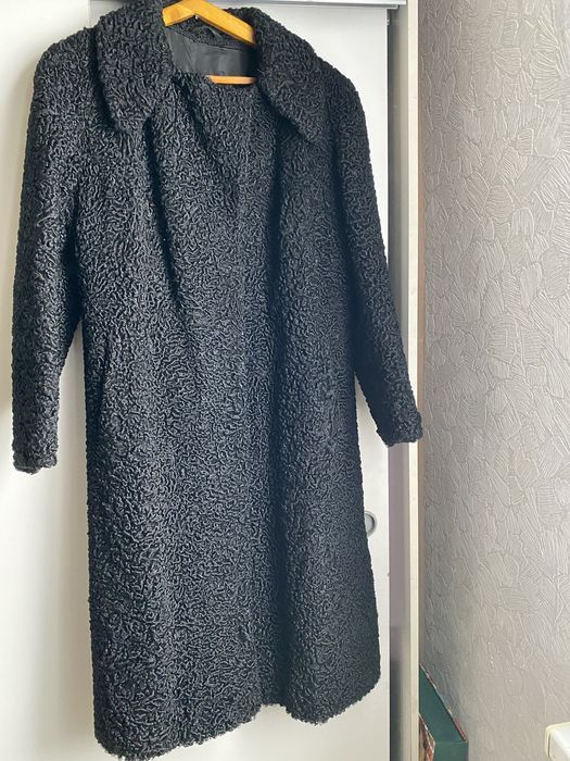 Каракулевая шуба модельная, из качественнлц каракульчи, черного цвета.