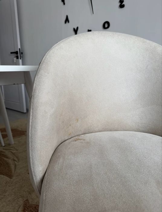 Раскладной стол и мякгие стулья (стол-стул; обеденный)