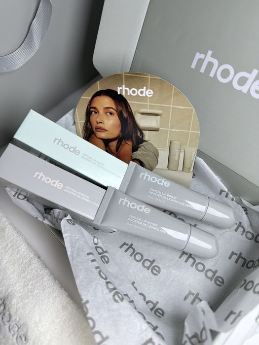 Rhode Peptide Lip Boost - оригинална пептидна маска за устни / Lip Plumper за хидратация, изглаждане и по-плътен, обемен вид, Unscented и Sugarmint