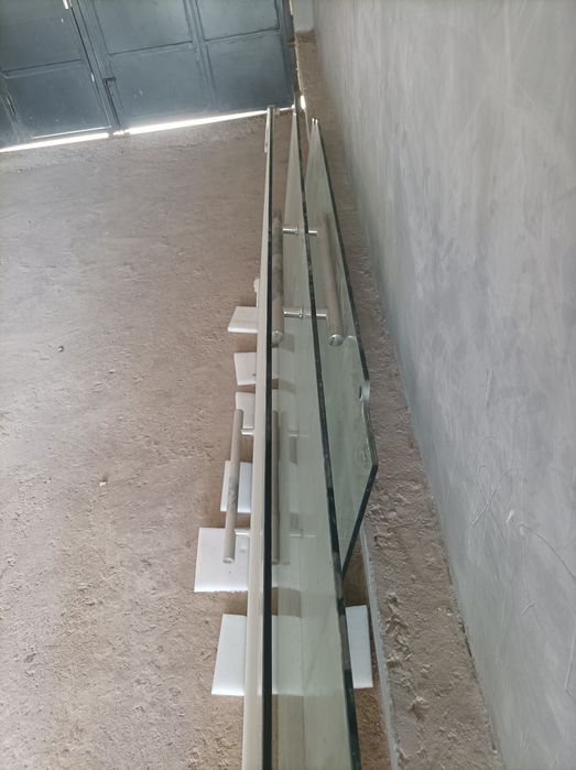 Продаётся стеклянные мятниковые двери