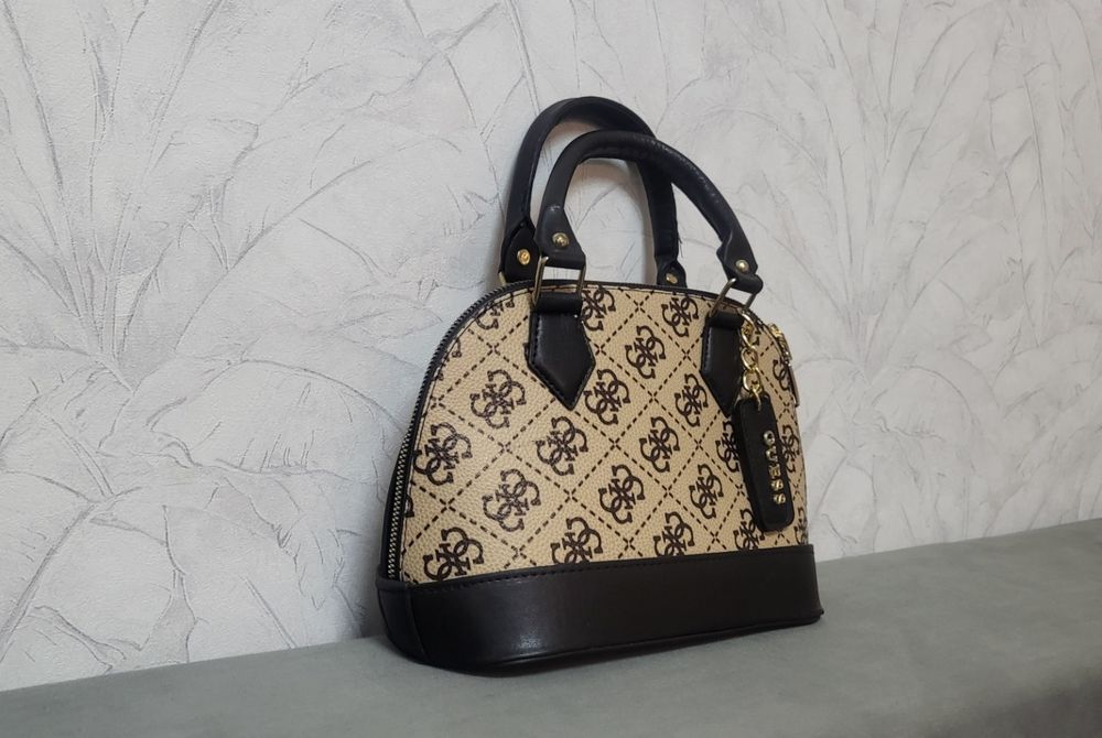 Guess , LV, Karl... дамски чанти и раници, клъч и портмонета, кардхолд