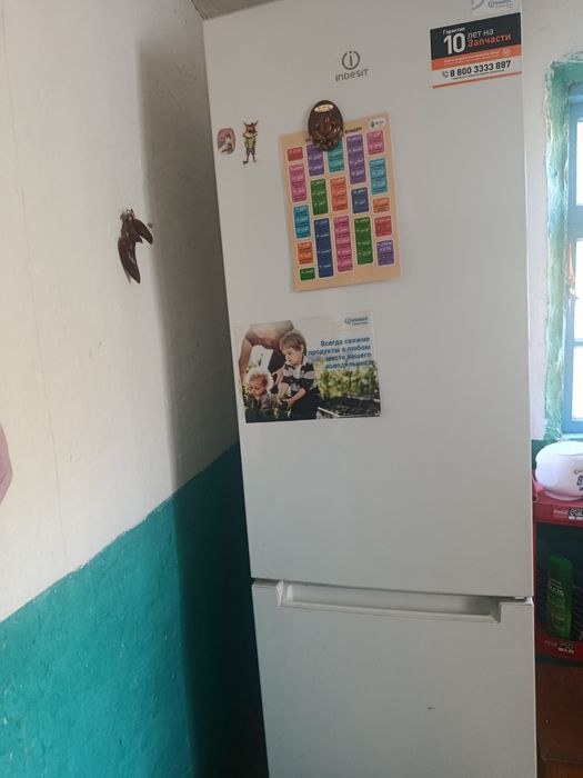 Холодильник,шкаф,палас