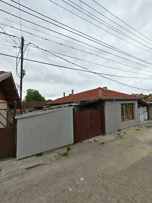 Къща в Центъра на гр.Силистра, на 100м от Дунавската градина, с нов покрив и дограма, 9 стаи