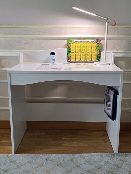 2 письменных стола детских Ikea