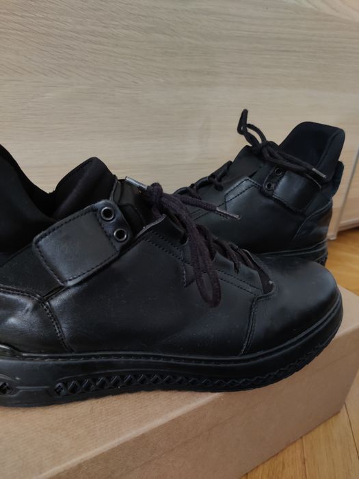 Ghete negre de piele