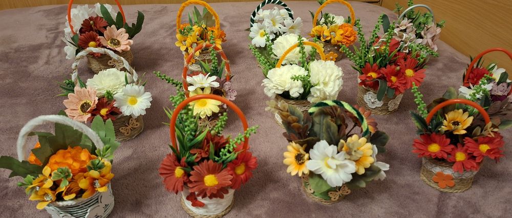 Цветя в ръчно изработена кошничка