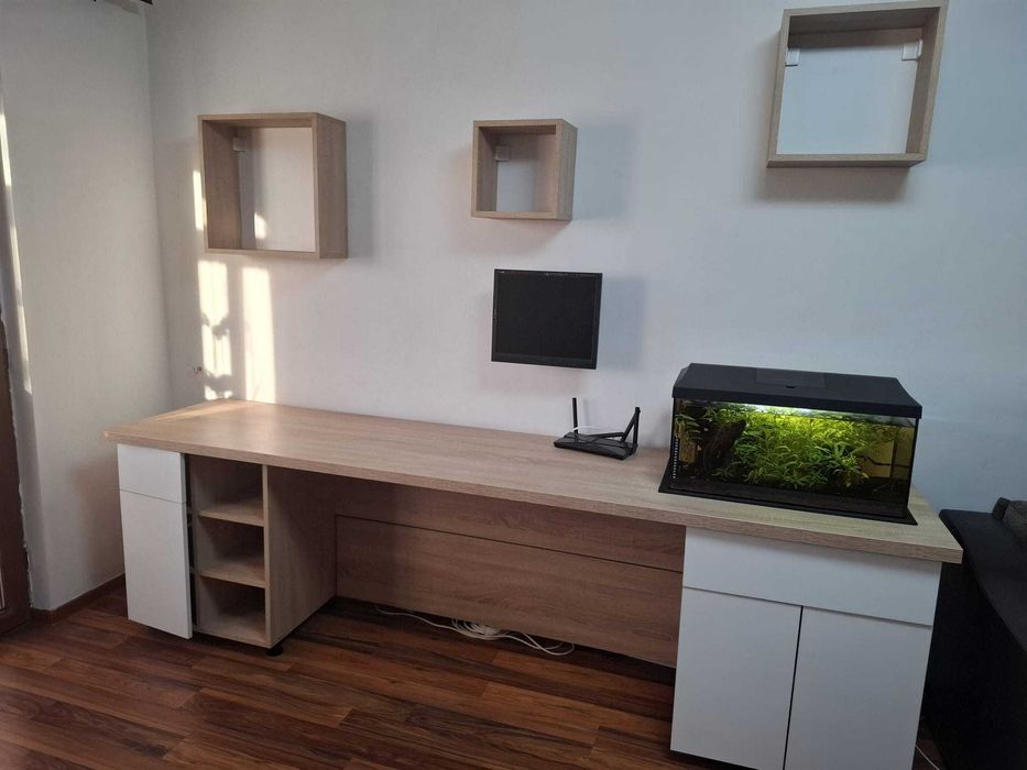VAND URGENT Birou  Gaming/Office generos cu spații de depozitare + Set 3 cuburi suspendate perete