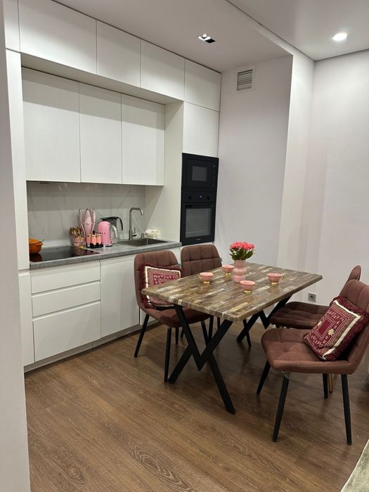 Качественный стол и удобные стуль 4 шт