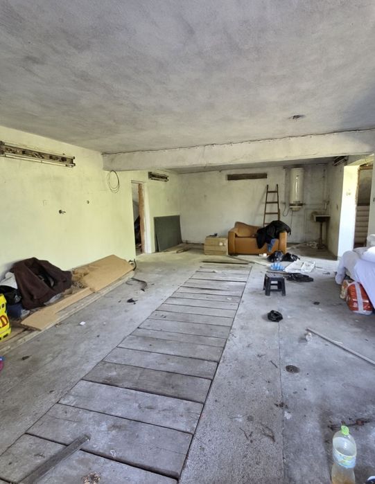 Масивна триетажна къща с.Горна Гращица