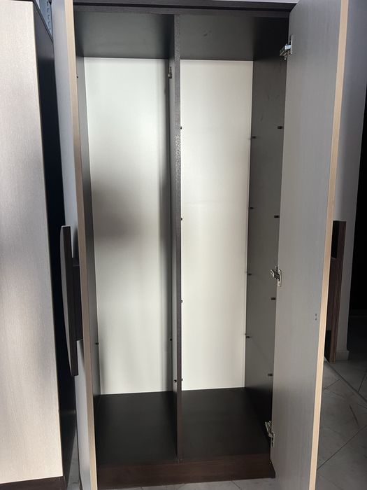 Продавам мебели гардероби,нощни шкафчета,тоалетка от хотел