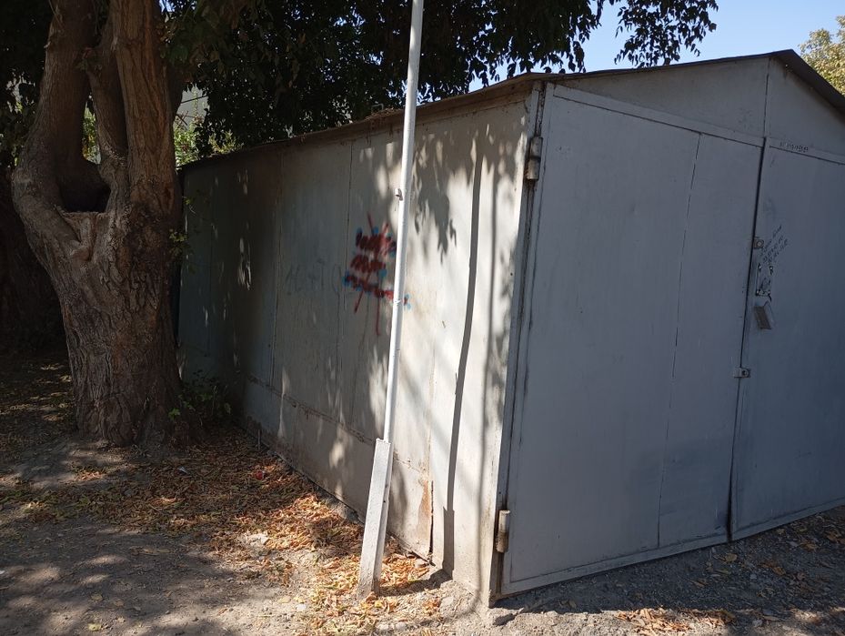 Гараж сотилади Болт гайка йечиб олинади размер 5/3