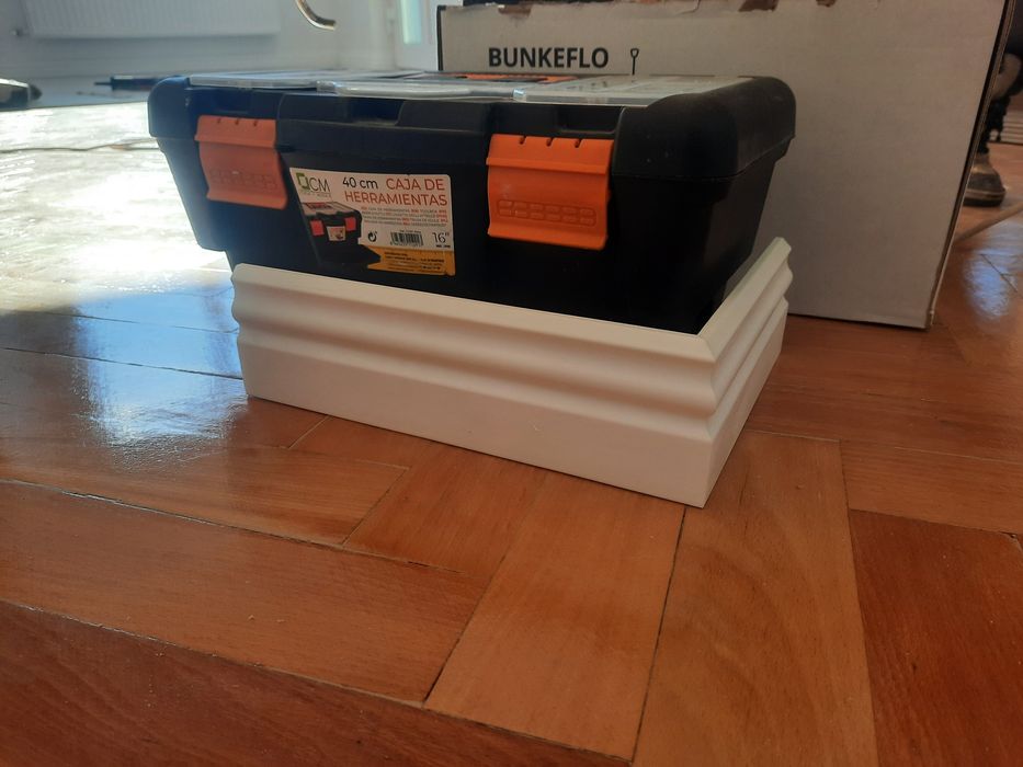 Montaj parchet laminat și plintă.