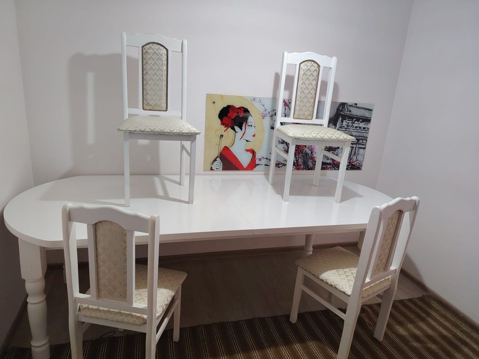 Продается стол со стульями  в идеальном состоянии.