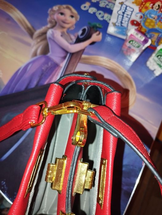 Женская сумка красного цвета