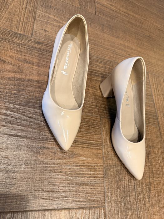 Дамски лачени обувки