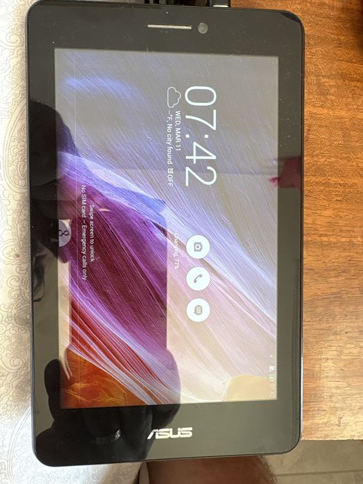 Продавам таблет Asus