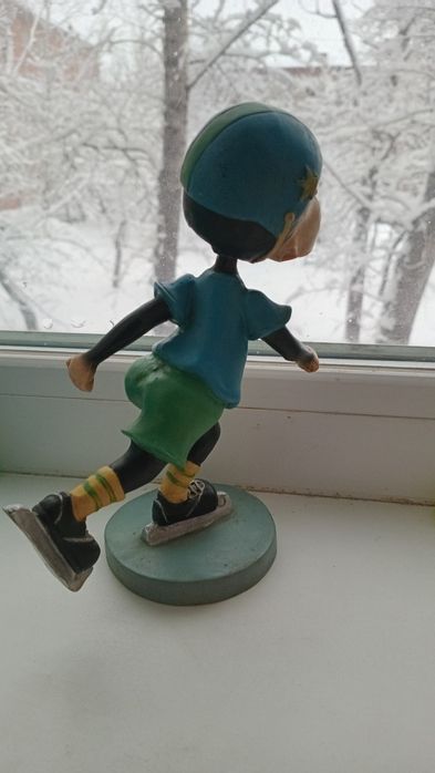 Фигурка обезьянка хоккеист