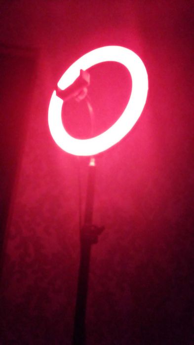 Кольцевая лампа в рабочем состояние