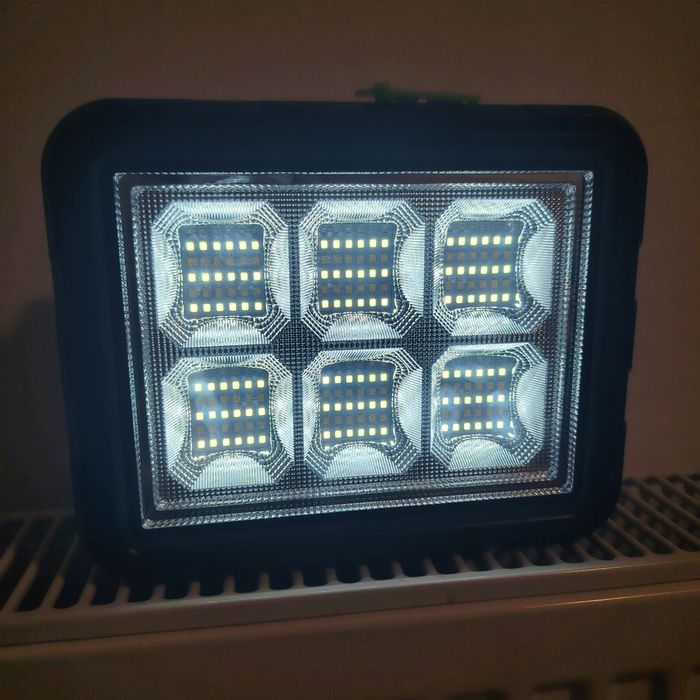 Lampă solară portabilă