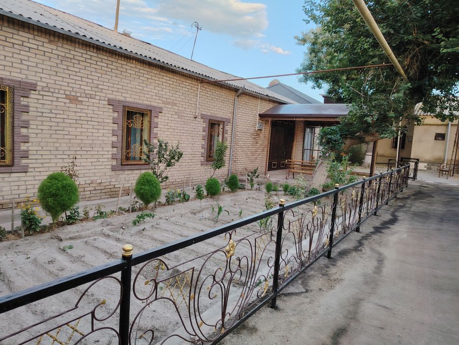 Шахар  марказида  жойлашган  барча  кулайликларга  эга  ховли  тезда