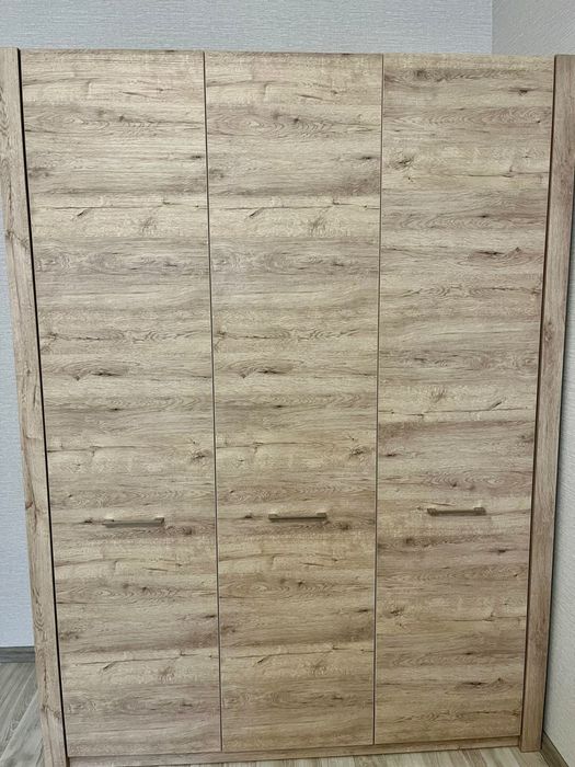 Шкаф распашной бежевый