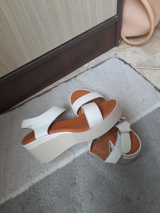 Vând sandale dama mărimea 38