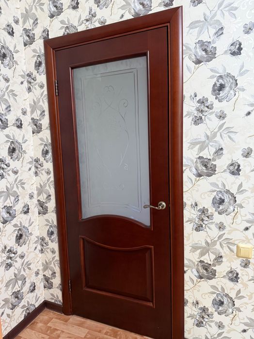 Продам двери б/у натуральное дерево.