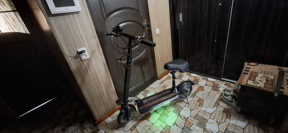 Продам срочно элесткро самокат с сидением.