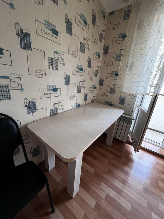 Стол белый, деревянный