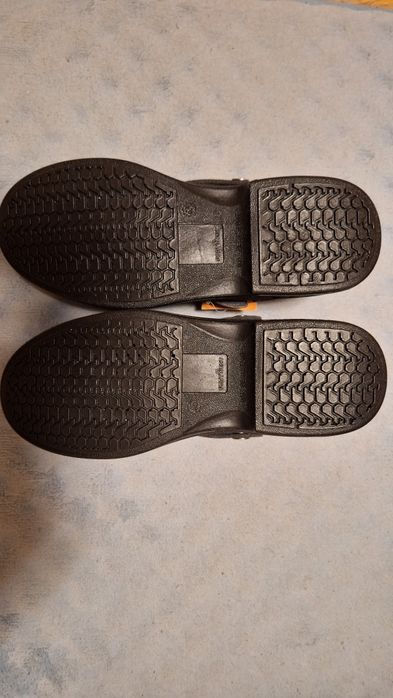 Нови работни обувки за кухня