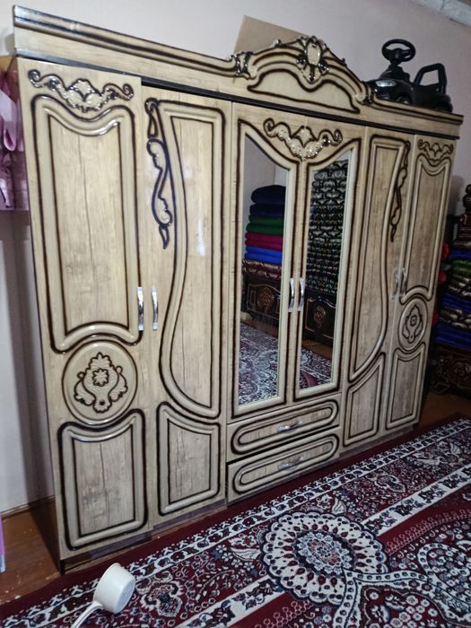 Mebel sotiladi ozgina remont joylari bor