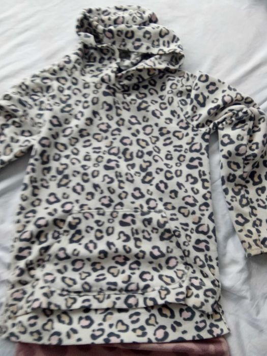 Екип от полар за момиче на 8 г.- 4 евро.