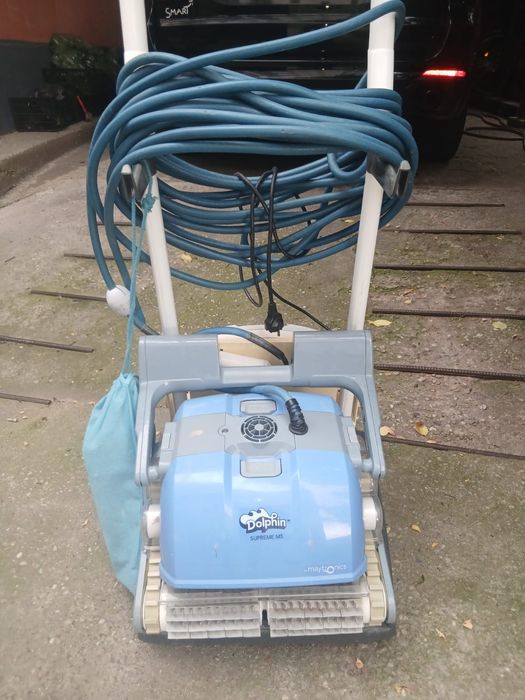Vând robot piscine Dolphin Supreme M5